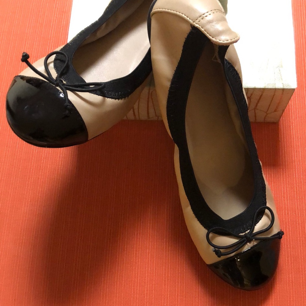 Apt 9 ballerina flats. Size 8.5 slight damage on right back tab.
